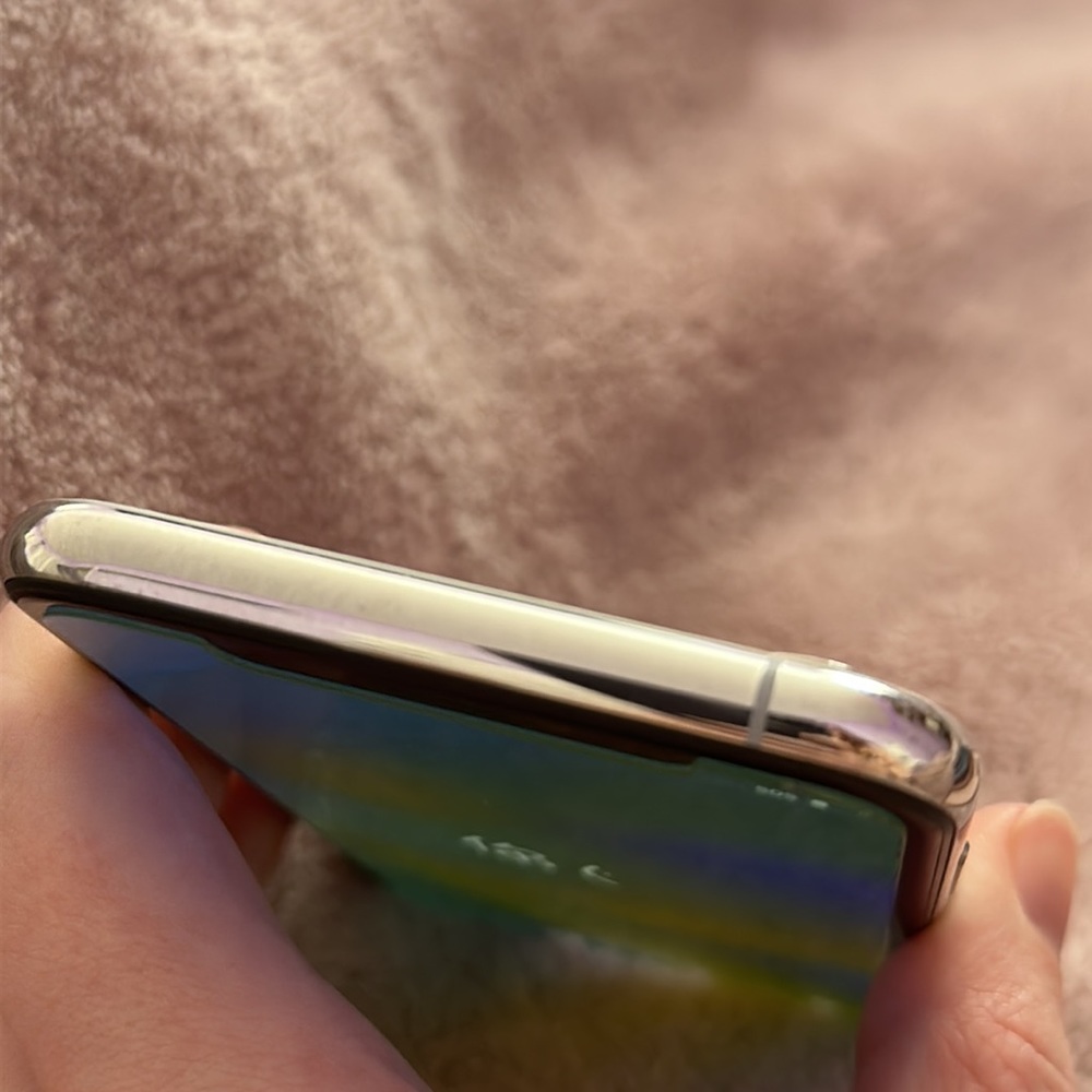 IPhone XS 64GB unlocked with cases - Picture 12 of 16
